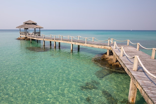 Drewniane molo na pięknej tropikalnej plaży na wyspie Koh Kood Tajlandia