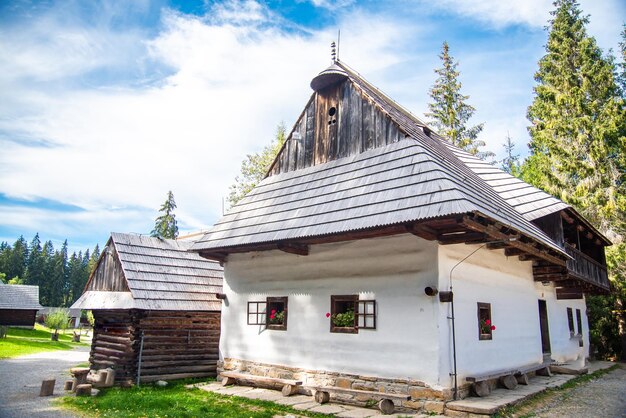 Zdjęcie drewniane muzeum ludowe we wsi zuberec, słowacja. skanzen wsi orawskiej.