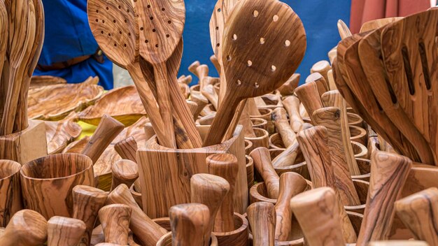 drewniane naczynia dla kucharzy. łyżki, młotki, widelce i sztućce wykonane ręcznie z ręcznie robionego drewna