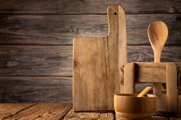 Drewniane naczynia kuchenne na tle rustykalnym.