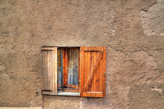 Drewniane okno w rustykalnej ścianie Przetworzone dla efektu mapowania tonów hdr