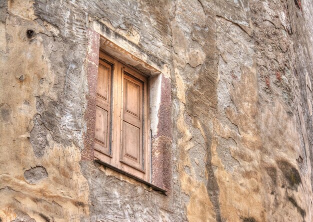 Drewniane okno w starej ścianie Przetworzone dla efektu mapowania tonów hdr