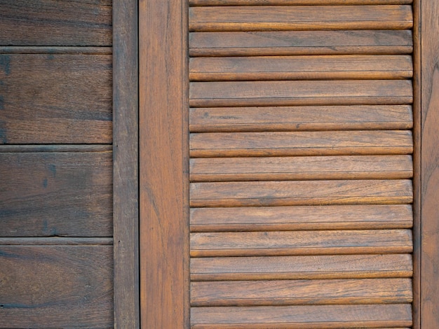 Drewniane okno z br?zowym tle okiennice Zbli?enie wzór tekstury tradycyjnego stylu azjatyckiego drewna pracy okna i ?ciany t?a