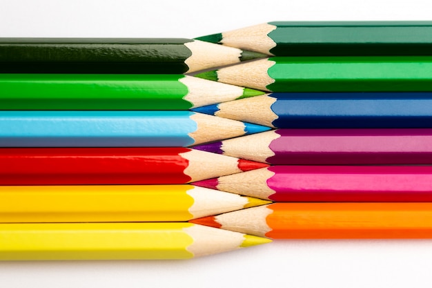 Drewniane ołówki o różnych kolorach na białym tle