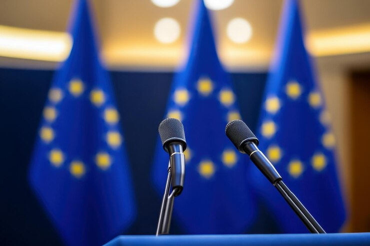 Zdjęcie drewniane podium z dwoma mikrofonami na tle flagi ue platforma do prezentacji przemówień