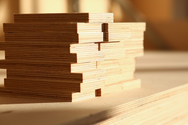 Zdjęcie drewniane pręty leżące w rzędzie