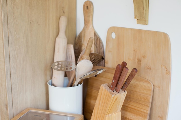Drewniane przybory kuchenne na jasnym drewnianym wnętrzu kuchni
