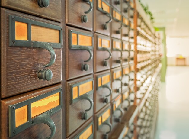 Drewniane pudełka na karty indeksowe w bibliotece