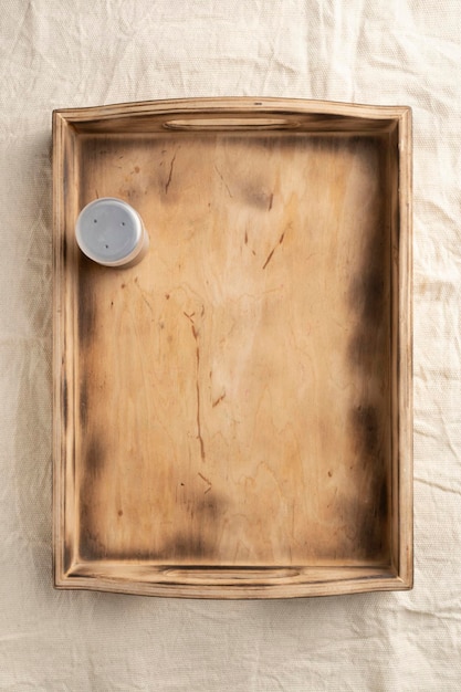 Drewniane pudełko do serwowania z uchwytami z przyprawami