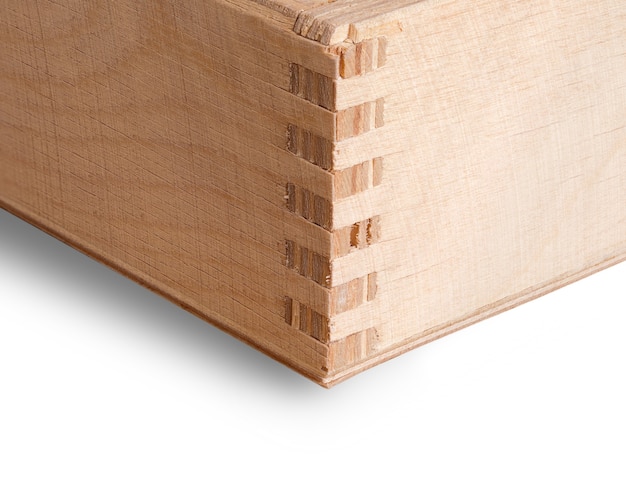 Drewniane pudełko na białym tle