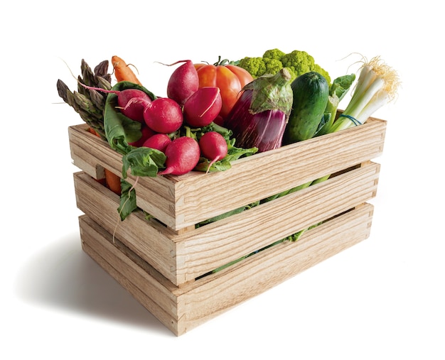 Drewniane pudełko z warzywami na białym tle z białym tłem