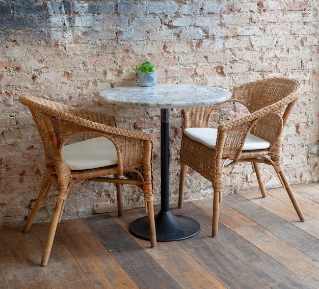 Zdjęcie drewniane stoły i krzesła wyglądają na stare i brązowe.