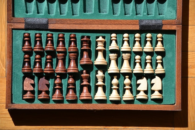 Drewniane szachy w pudełku