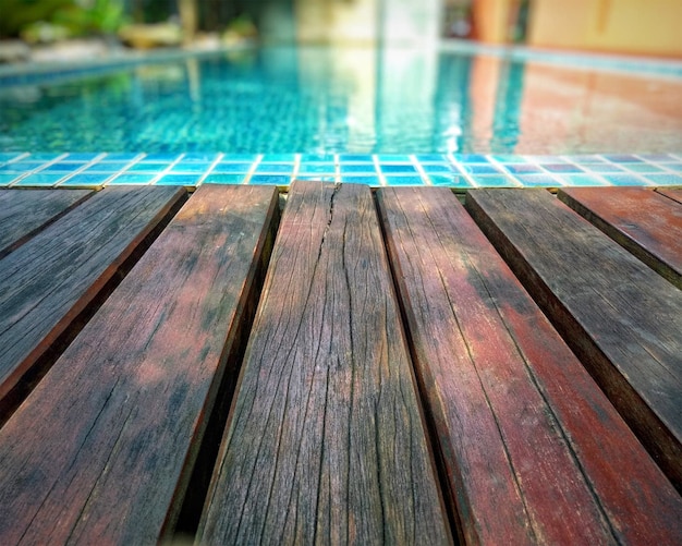 Drewniane tło i basen.