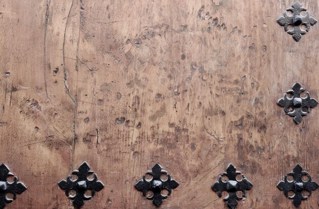 Drewniane tło z metalowymi elementami zdobionymi Vintage tło