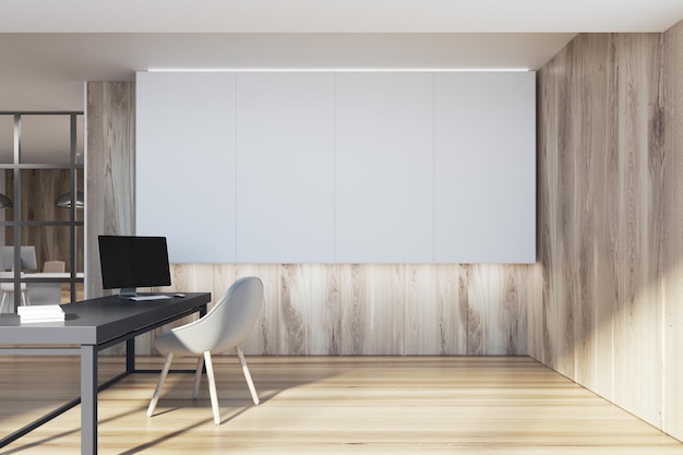 Drewniane wnętrze biura CEO z drewnianą podłogą, dużym stołem z komputerem i białym elementem dekoracyjnym na ścianie. Makieta renderowania 3D