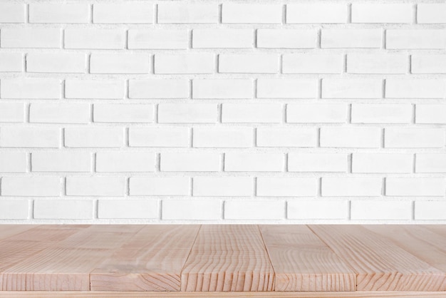Drewniany blat na białym tle ściany z cegły na makiety produktu