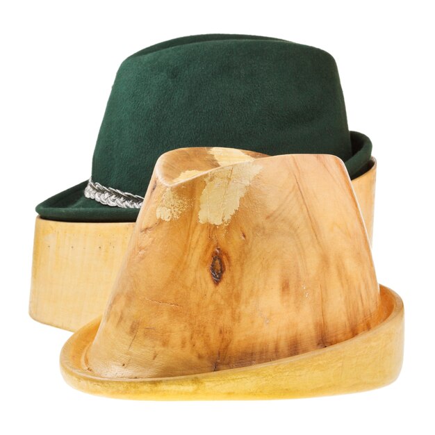 Zdjęcie drewniany blok kapelusza lipowego i tyrolski filcowy kapelusz