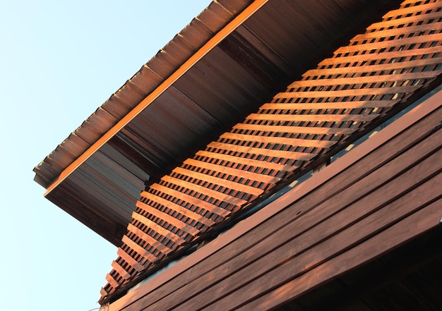 Drewniany dach domu z zachodem słońca