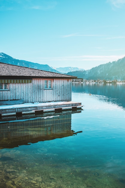 Drewniany dom rybacki wybrzeże jeziora Tegernsee Alpy krajobraz gór w Bawarii Niemcy