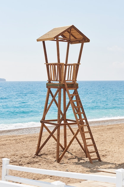 Drewniany domek na plaży w Hiszpanii dla straży przybrzeżnej.