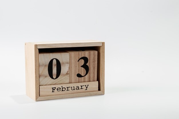 Drewniany kalendarz 03 lutego na białym tle