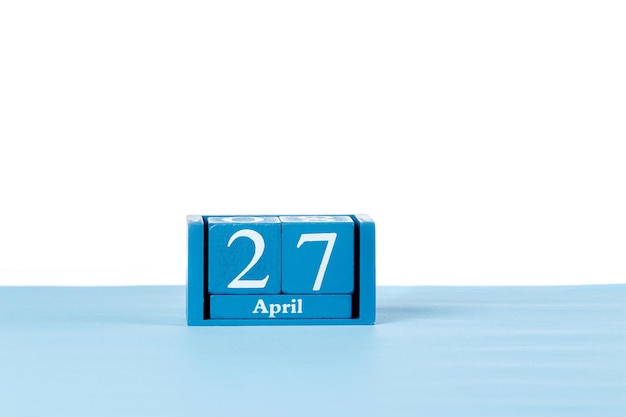Drewniany kalendarz 27 kwietnia na białym tle