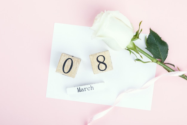 Drewniany kalendarz blokowy Międzynarodowy z 8 marca z białą różą
