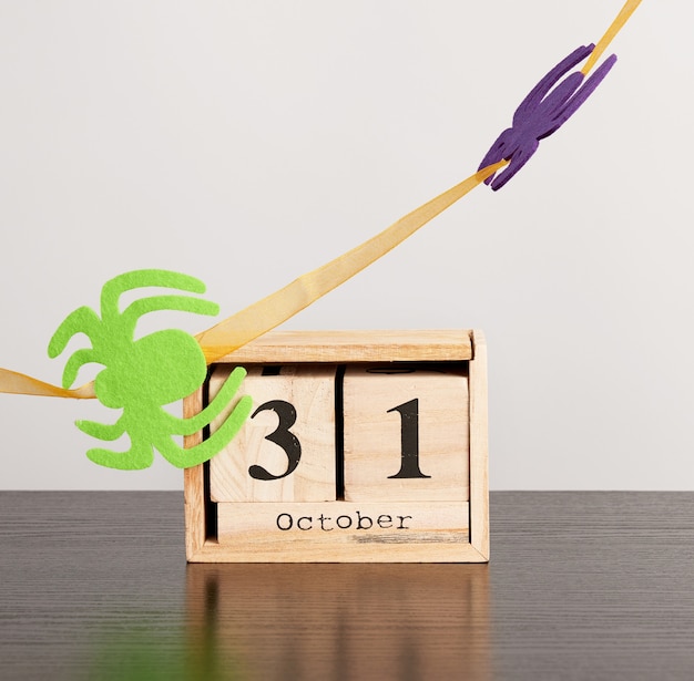Drewniany kalendarz kostek z datą 31 października