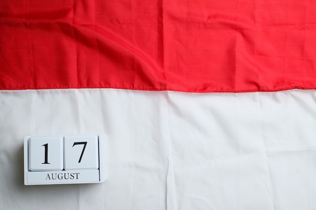 Drewniany kalendarz z 17 sierpnia z miniaturowymi flagami Indonezji. Indonezja Dzień Niepodległości Indonezji, Święto Narodu i koncepcje szczęśliwego świętowania