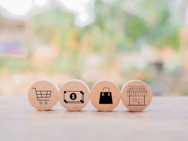 Drewniany klocek z zestawem ikon zakupów online i e-commerce