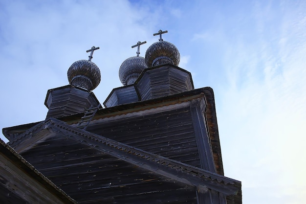 drewniany kościół na północy Rosji krajobraz zimą, architektura historyczna religia chrześcijaństwo