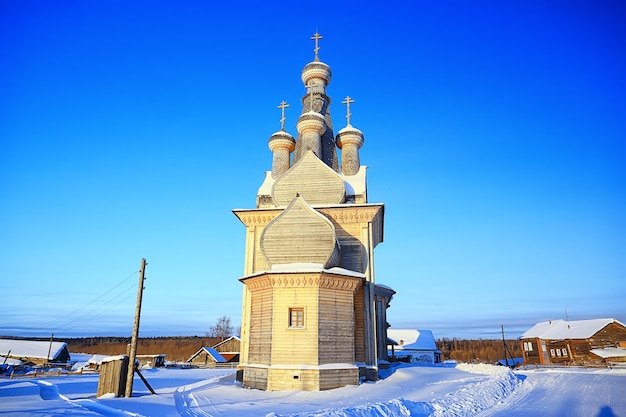 drewniany kościół na północy Rosji krajobraz zimą, architektura historyczna religia chrześcijaństwo