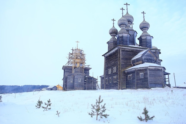 drewniany kościół na północy Rosji krajobraz zimą, architektura historyczna religia chrześcijaństwo