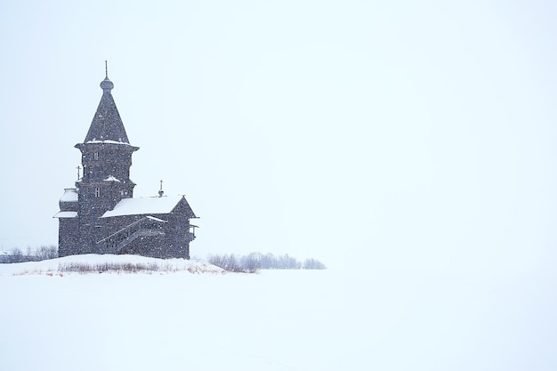 drewniany kościół w Finlandii / zimowy krajobraz w Skandynawii widok na drewniany kościół, stara architektura