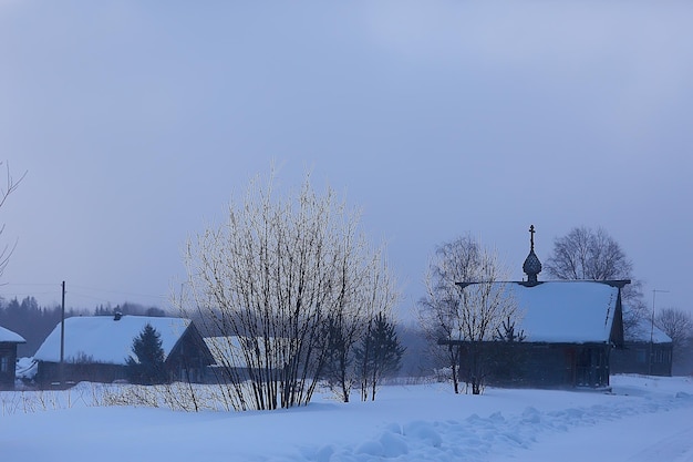 drewniany kościół w lesie zima / krajobraz kościół chrześcijański w krajobrazie zimowym, widok na architekturę drewnianą na północy