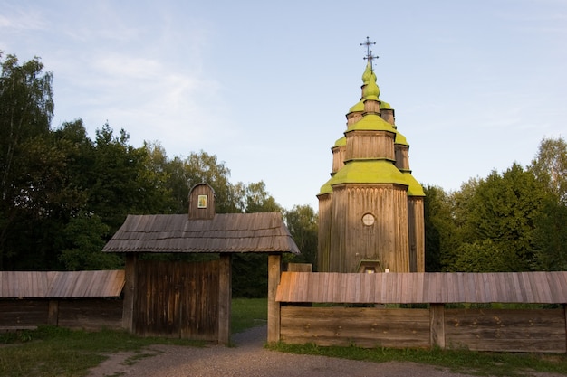 Drewniany kościół w parku