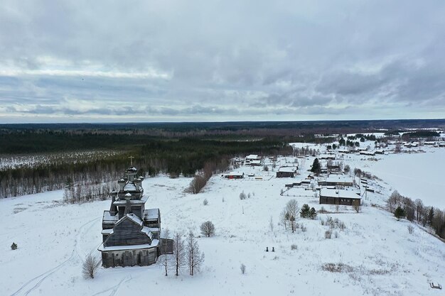 drewniany kościół zimowy widok z góry, krajobraz rosyjskiej architektury północnej