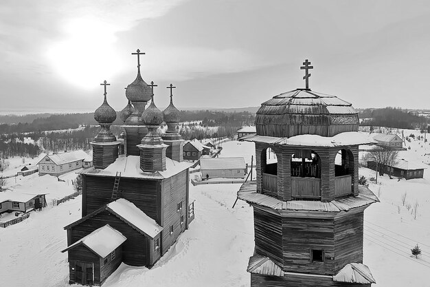 drewniany kościół zimowy widok z góry, krajobraz rosyjskiej architektury północnej