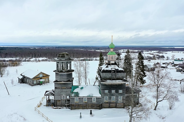 drewniany kościół zimowy widok z góry, krajobraz rosyjskiej architektury północnej
