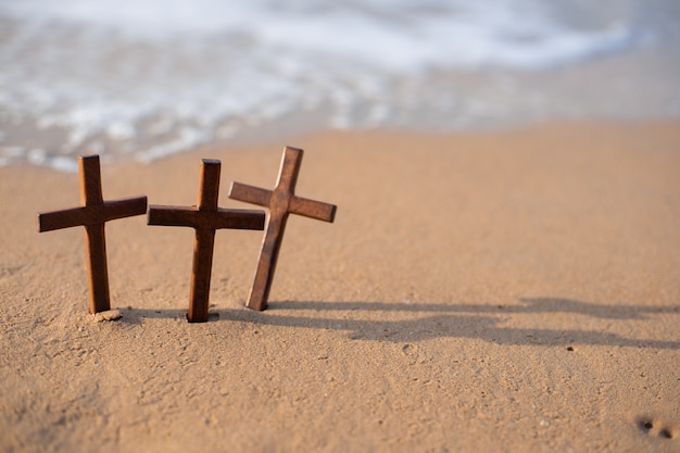 Drewniany Krzyż Na Piasku Na Plaży.