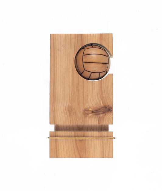 drewniany kubek sportowy z drewnianą kulką na białym tle