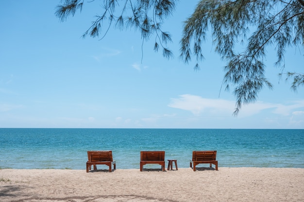 Drewniany Leżak Na Plaży Z Drzewem Pokrytym Tropikalnym Morzem W Słoneczny Dzień