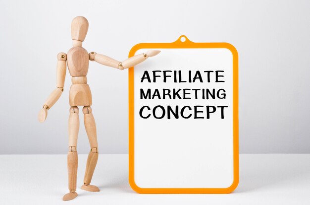 Drewniany Mężczyzna Pokazuje Ręką Do Białej Tablicy Z Tekstem Affiliate Marketing Concept.