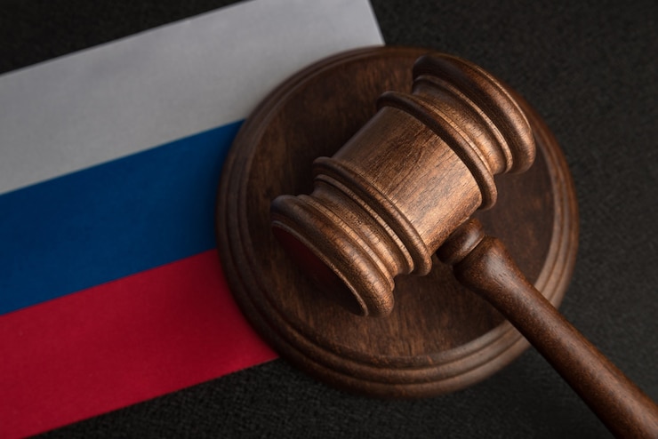 Zdjęcie drewniany młotek sędziowski i płyta rezonansowa