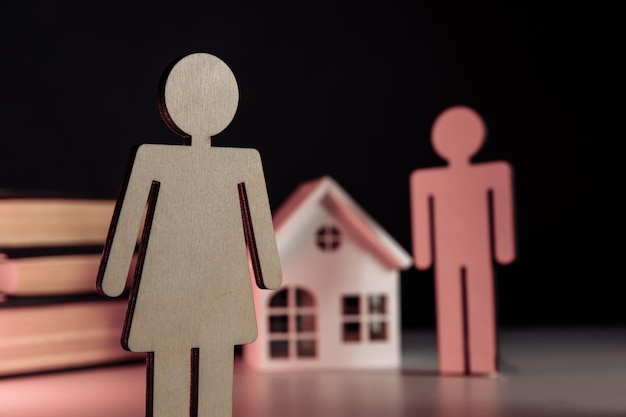 Drewniany model rodziny i domu zbliżenie koncepcji rozwodu i podziału