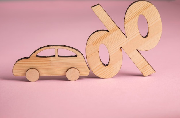 Drewniany model samochodu ze znakiem procentu