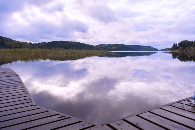 Drewniany molo na jeziorze Sunrise w Karelii
