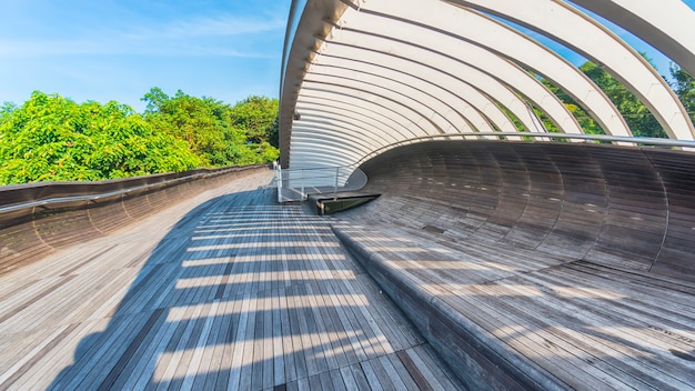 drewniany most chodnik z cienia konstrukcji stalowej z promieni słonecznych z lasu