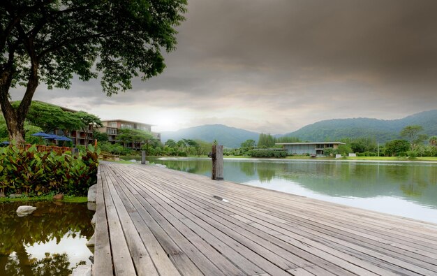 Drewniany most nad jeziorem w zrównoważonym hotelu w pobliżu góry Luksusowy hotel w lesie Zielony